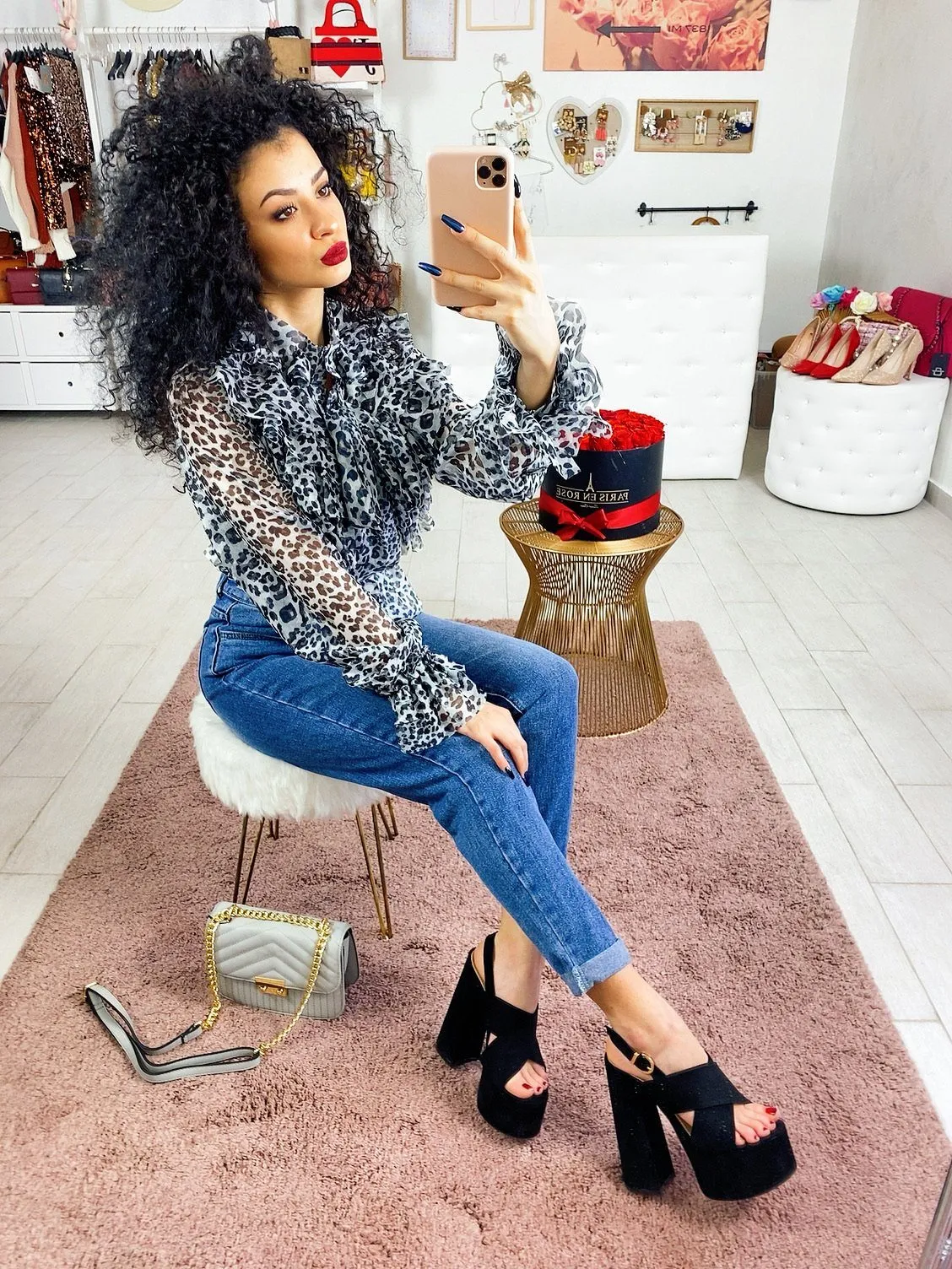 Jeans con bottoni in strass