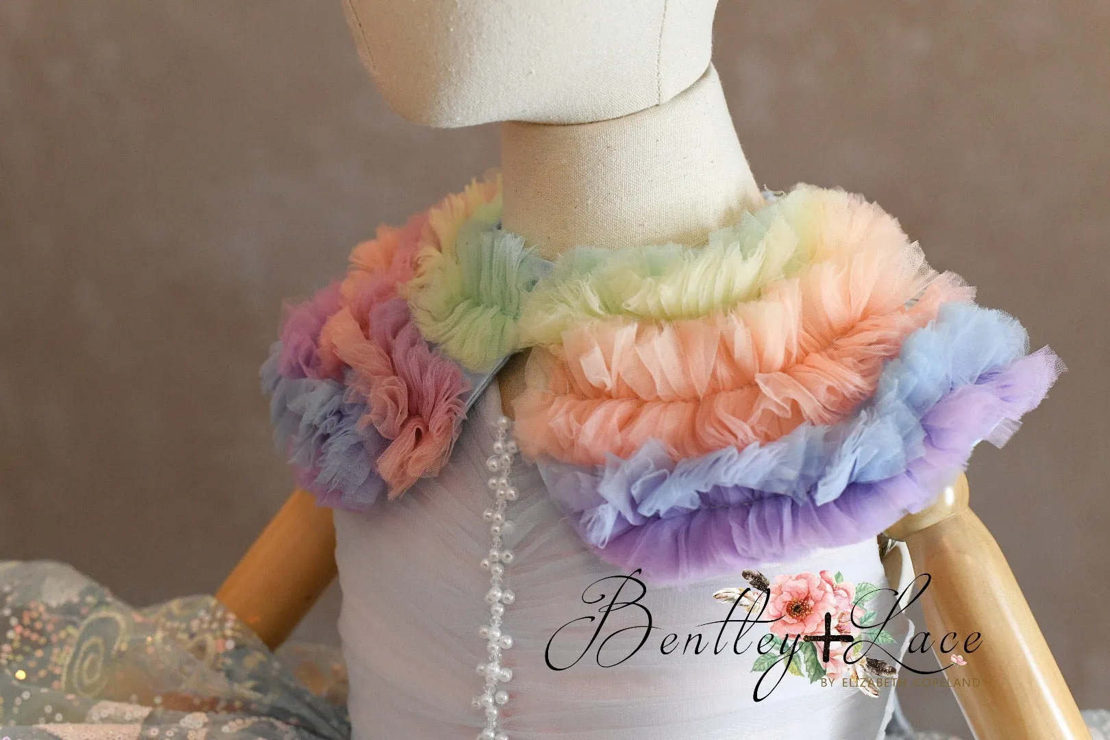 Rainbow ruffle tulle tie collar