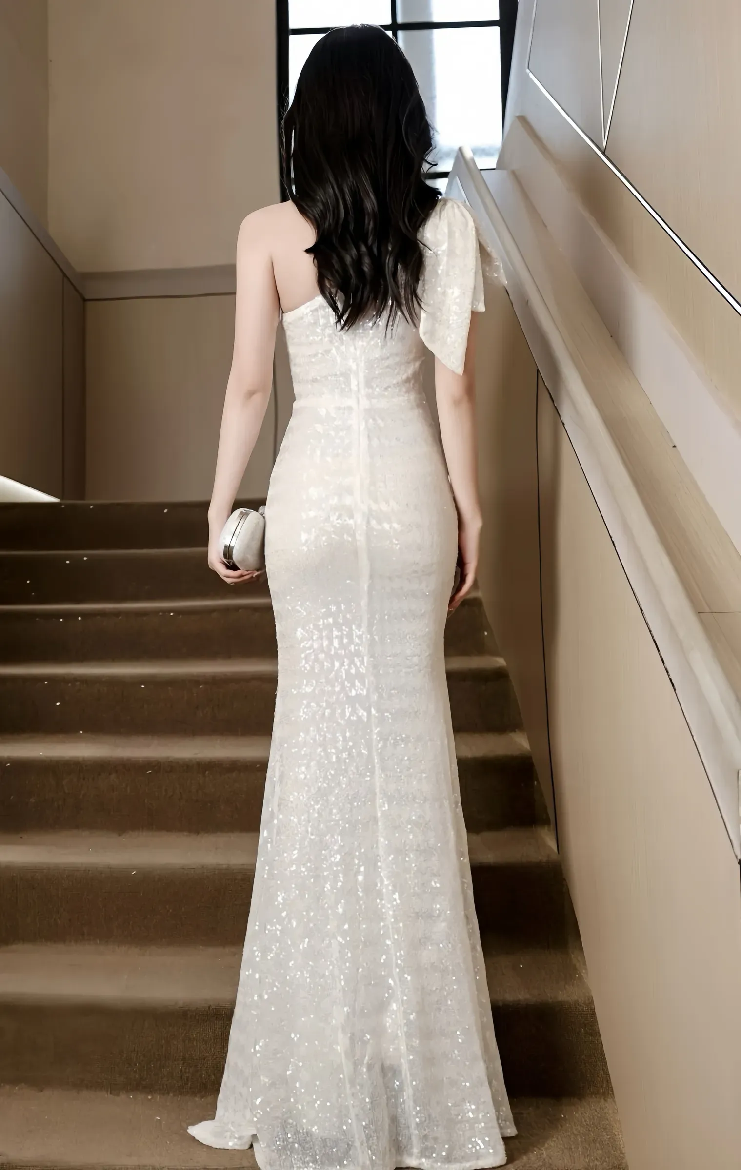 White one-shoulder sequined evening dress      S5438